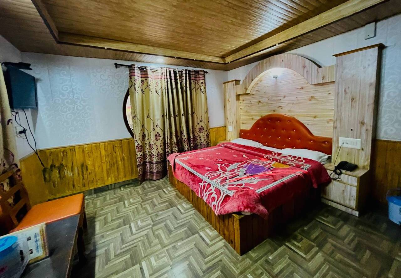 Deluxe Room with scenic mountain view